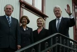 Halldór Ásgrímsson og Sigurjóna Sigurðardóttir ásamt Bill og Hillary Clinton á tröppum Ráðherrabústaðarins í kvöld.