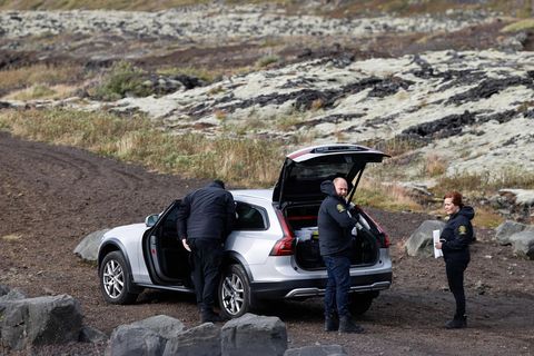 Lögreglubifreið á vettvangi nærri Vatnsskarði á Sveifluhálsi, norðan Kleifarvatns. Karlmaður er grunaður um að hafa …