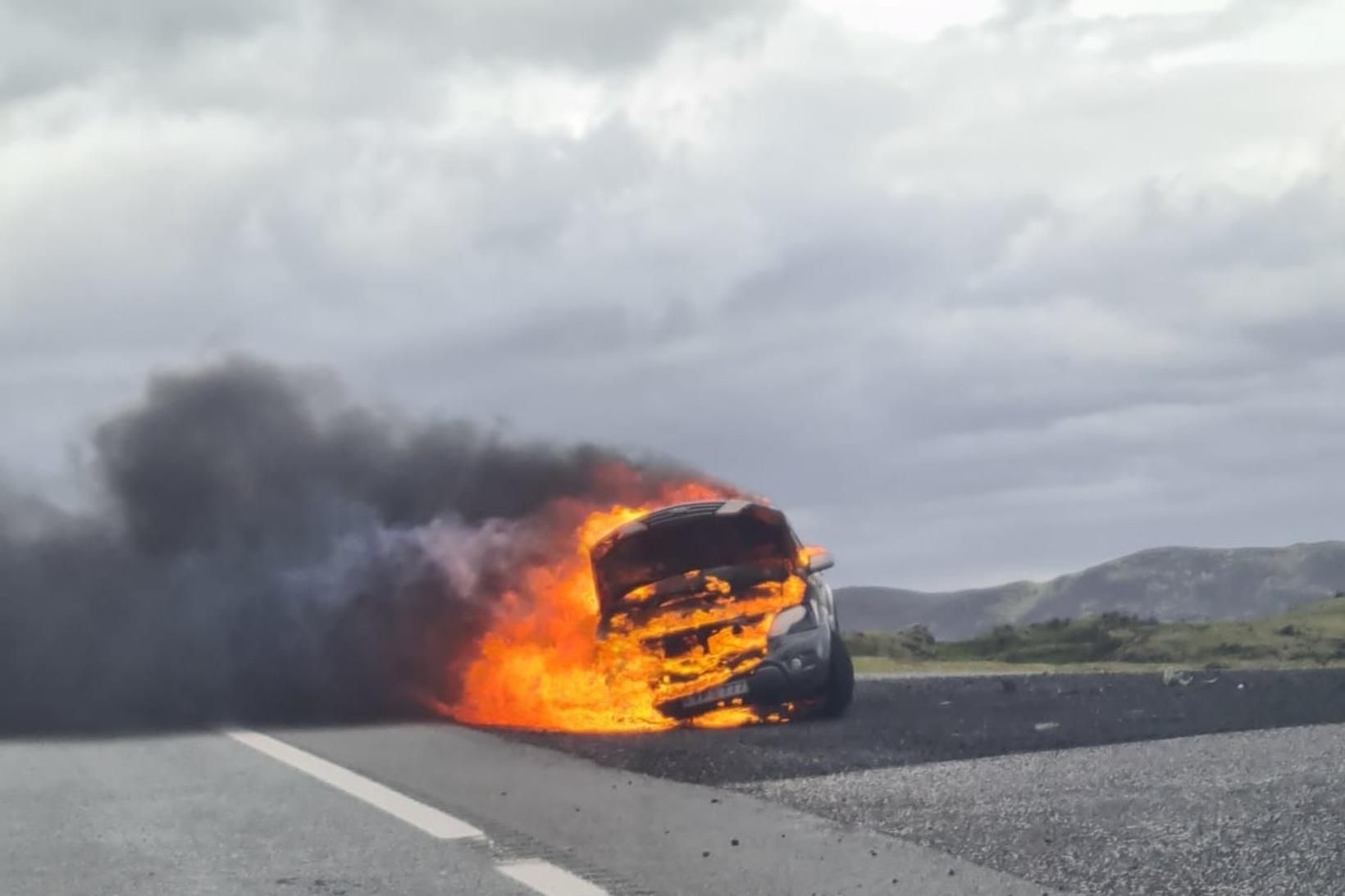 Alelda bifreið á Hellisheiði.