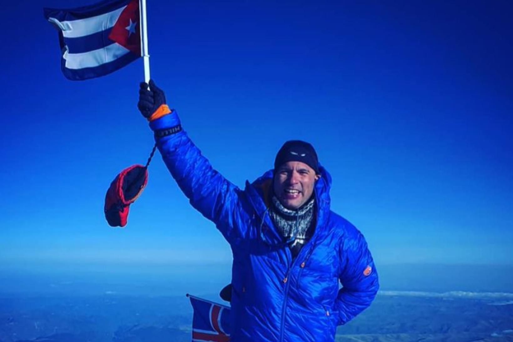 Yandy Nunez Martinez á toppi Elbrus í Rússlandi, í 5.642 …