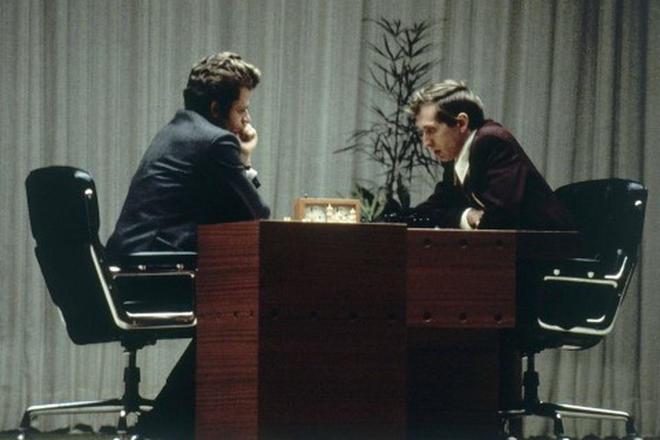 Fischer og Spassky tefla síðustu einvígisskákina í Reykjavík.