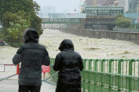 Við Wien-ána þar sem hún liggur um Hietzing-hverfið í Vín.