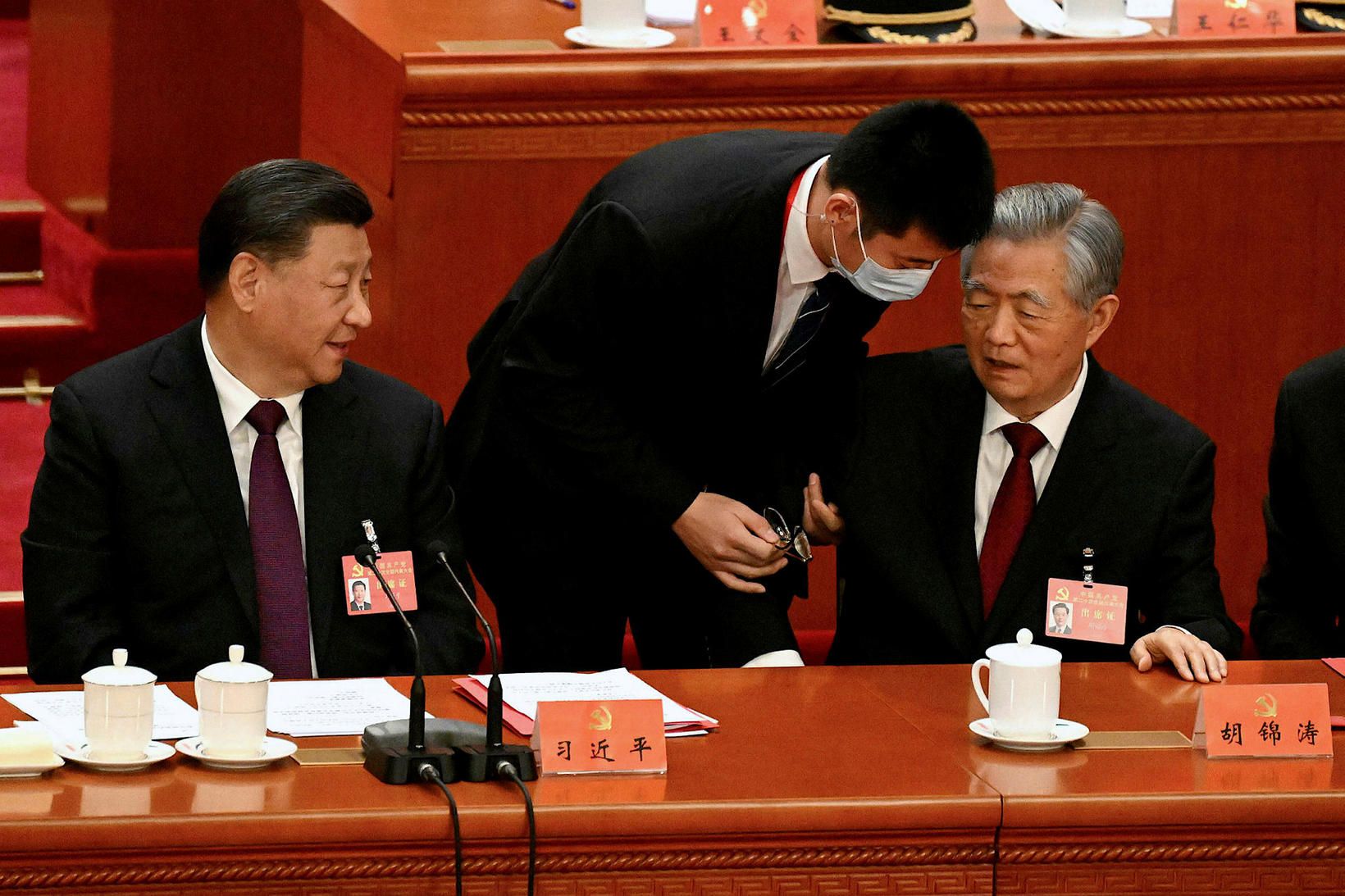 Xi Jinping horfir á þegar Hu Jianto er leiddur í …