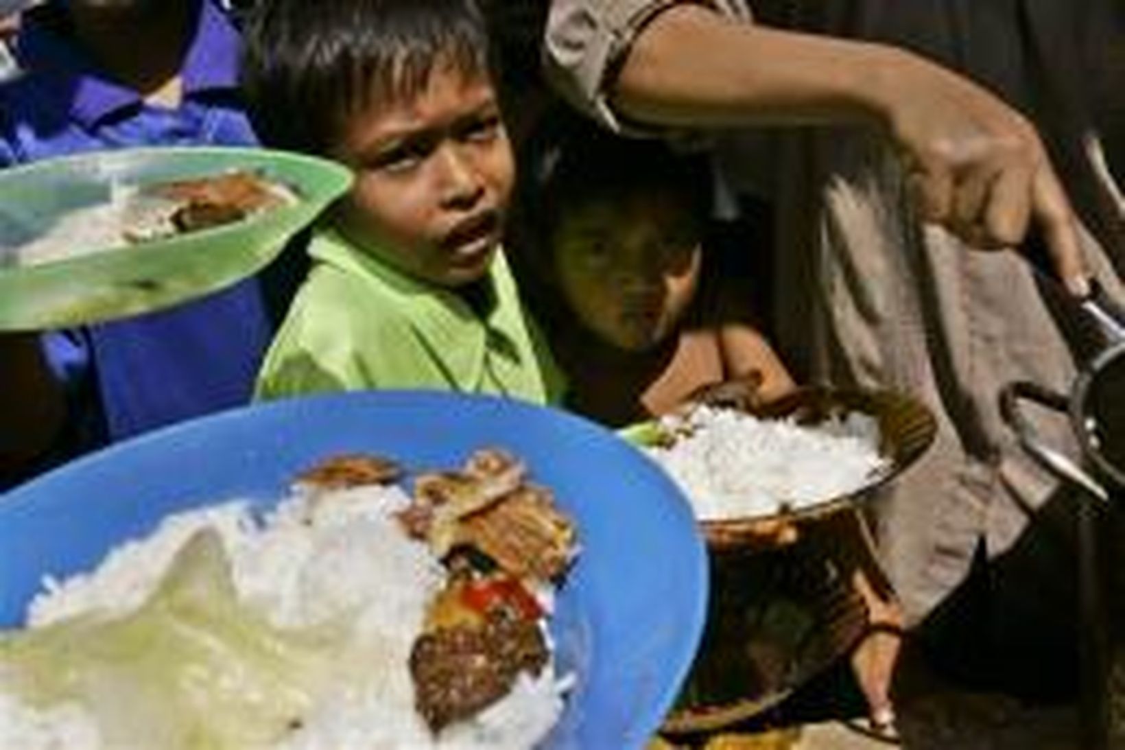 Fólk sem lifði af hamfarirnar í Aceh héraði í Indónesíu …