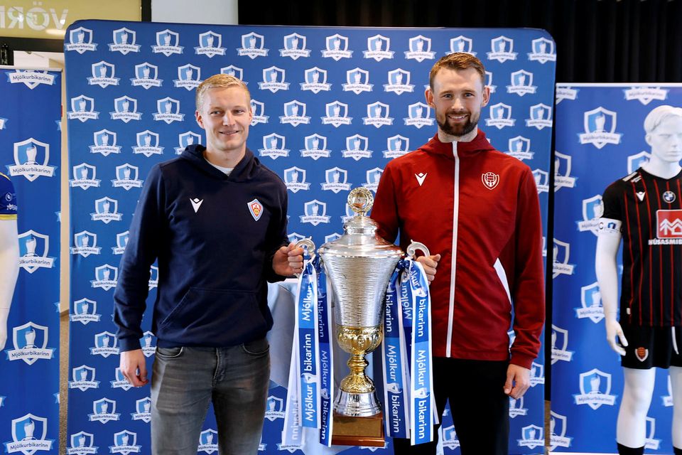 Fyrirliðarnir Ásgeir Sigurgeirsson og Nikolaj Hansen bítast um bikarinn í dag.