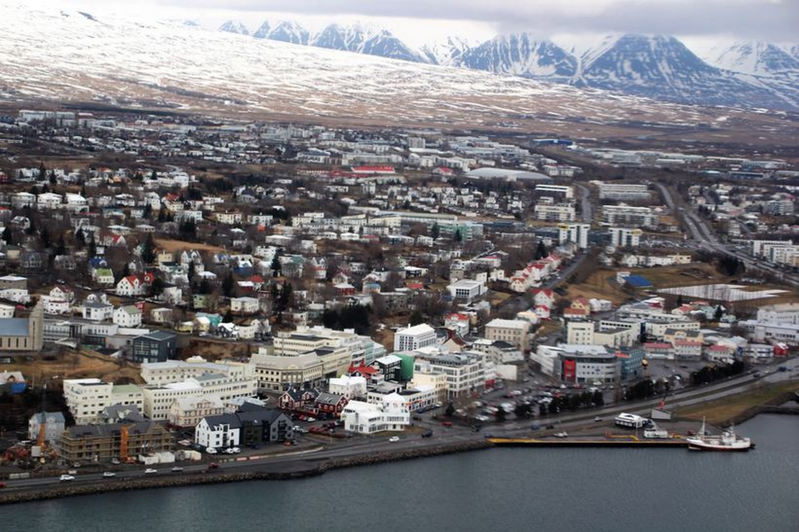 Þurrar götur og stillt og kalt veður hafa gert það …