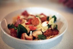 Punkturinn yfir i-ið í þessu matarmikla ítalska salati er ferskt basil og parmesan ostur.