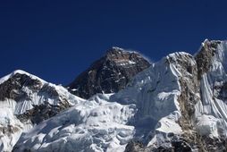 Everest heillar marga og eru margir hópar nú á leið upp á þetta hæsta fjall …