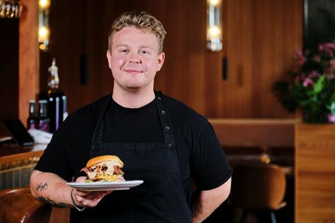 Hugi Rafn Stefánsson landsliðskokkur og kokkur á veitingastaðnum OTO, með uppáhalds hamborgarann sinn.