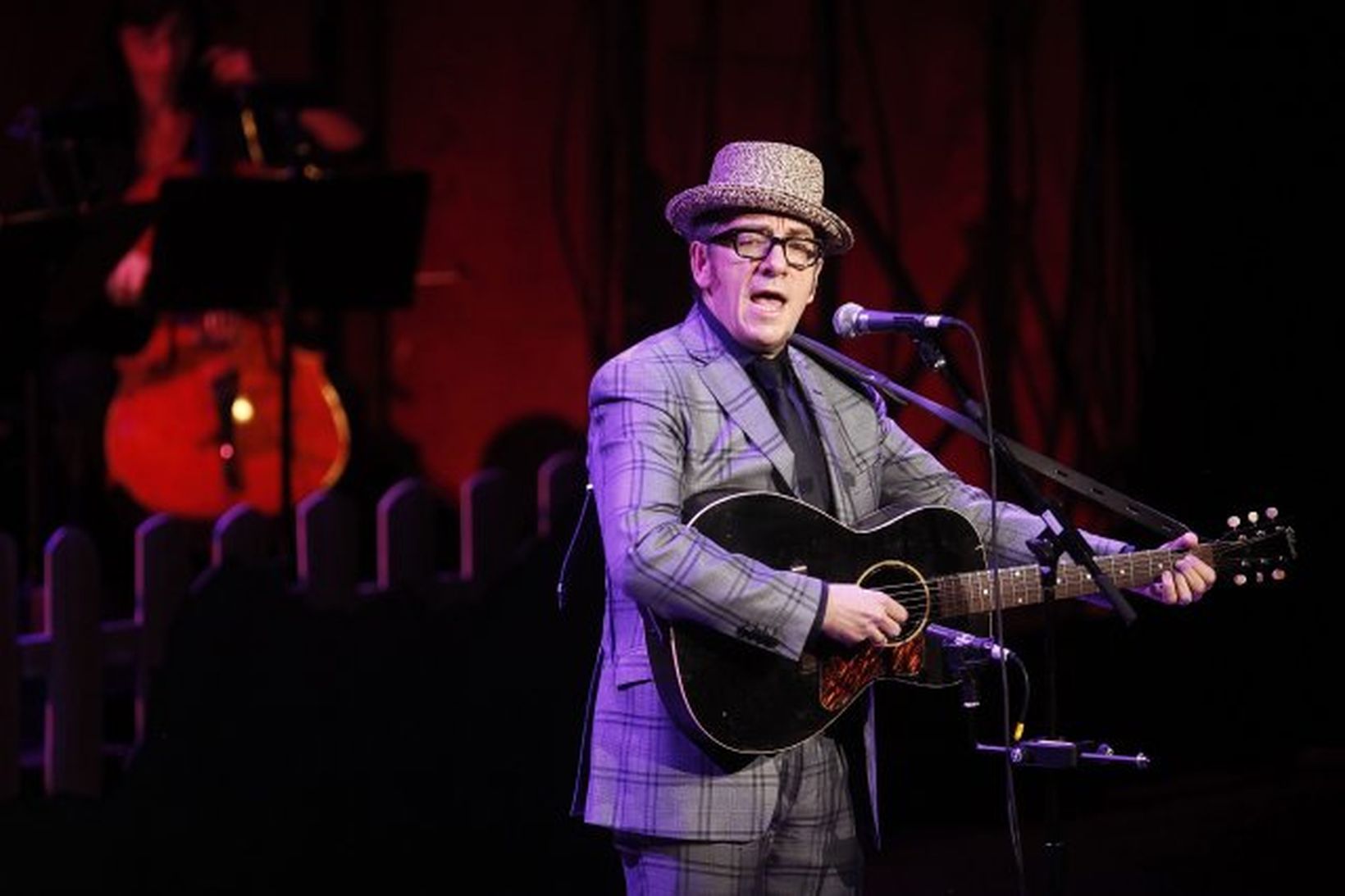 Elvis Costello er á leið til landsins á næsta ári.