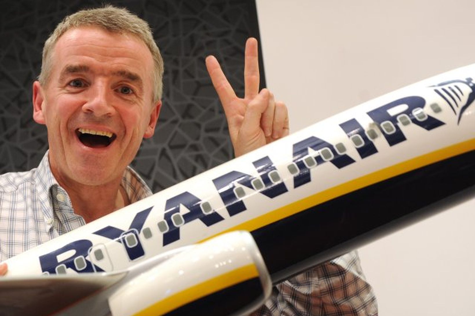 Hinn uppátækjasami forstjóri Ryanair, Michael O'Leary, bregður hér á leik …