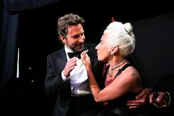 Lady Gaga og Bradley Cooper tala saman baksviðs á Óskarnum 2019.