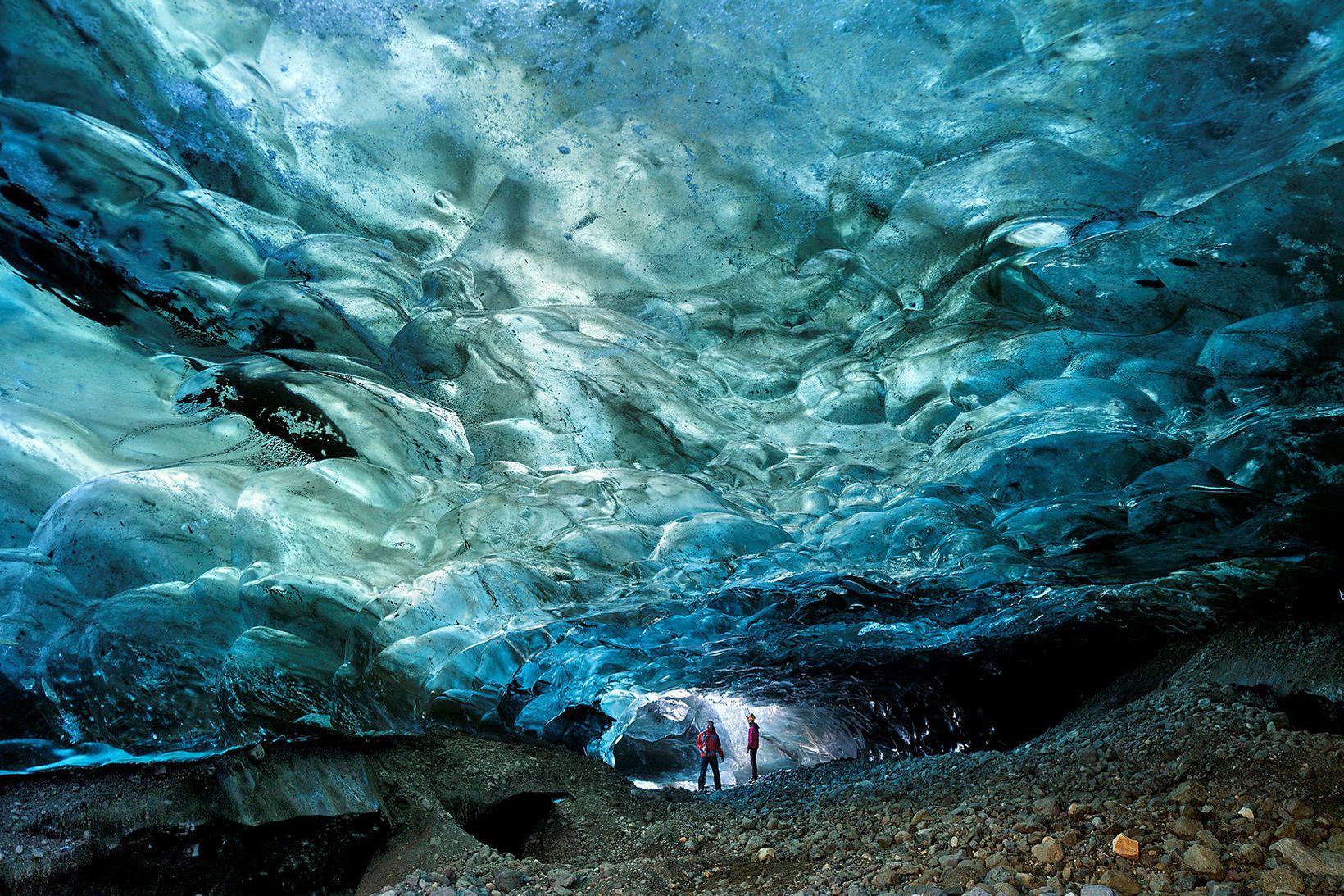 Íshellar geta myndast þar sem jökulvatn rennur undan jökulsporði í …