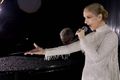 Endurkoma Söngur Céline Dion í Eiffel-turninum markar vonandi endurkomu hennar eftir erfið veikindi.