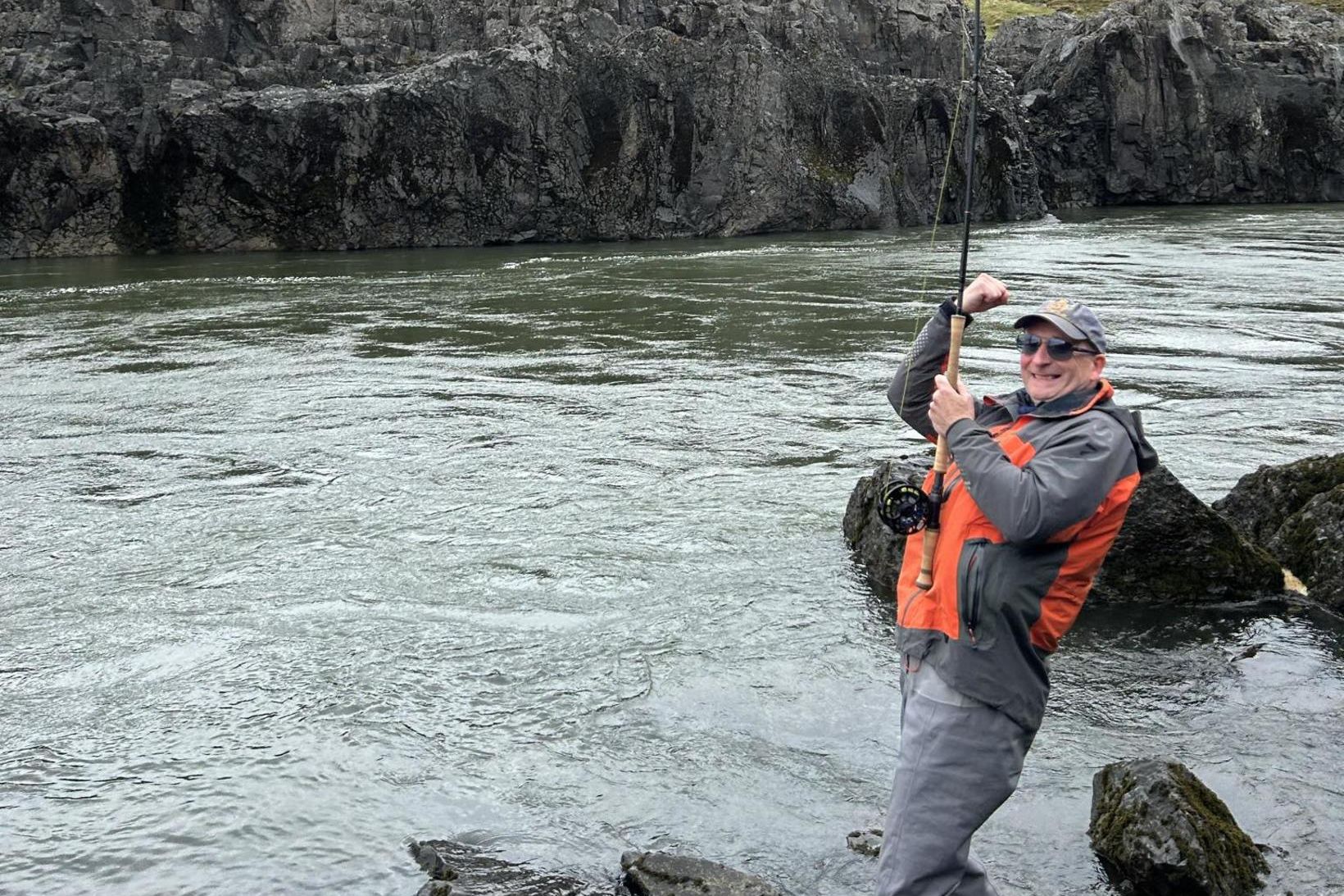 Þröstur Elliðason kampakátur með fisk á í Hólaflúð í Jöklu. …