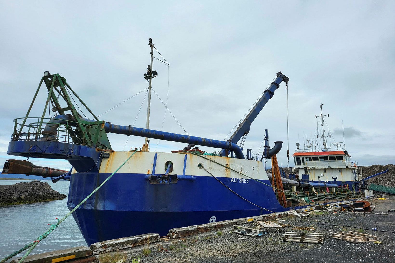 Skipið Álfsnes, sem Björgun á, hefur verið í Ártúnshöfðahöfn í …