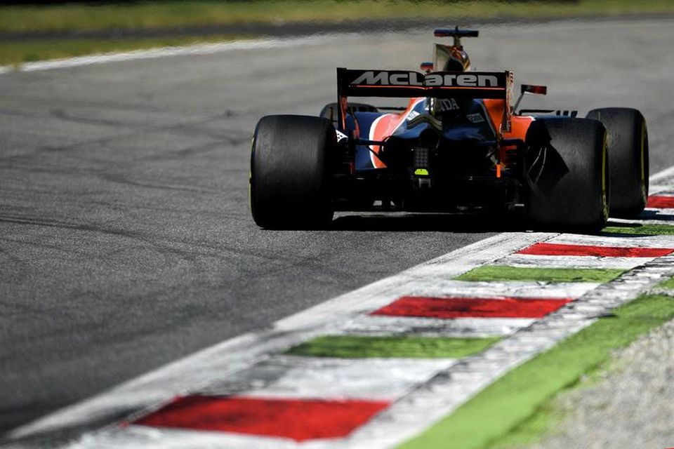 Hondavélarnar hafa reynst endingarlitlar og aflvana. Hér er Fernando Alonso í Monza í gær.