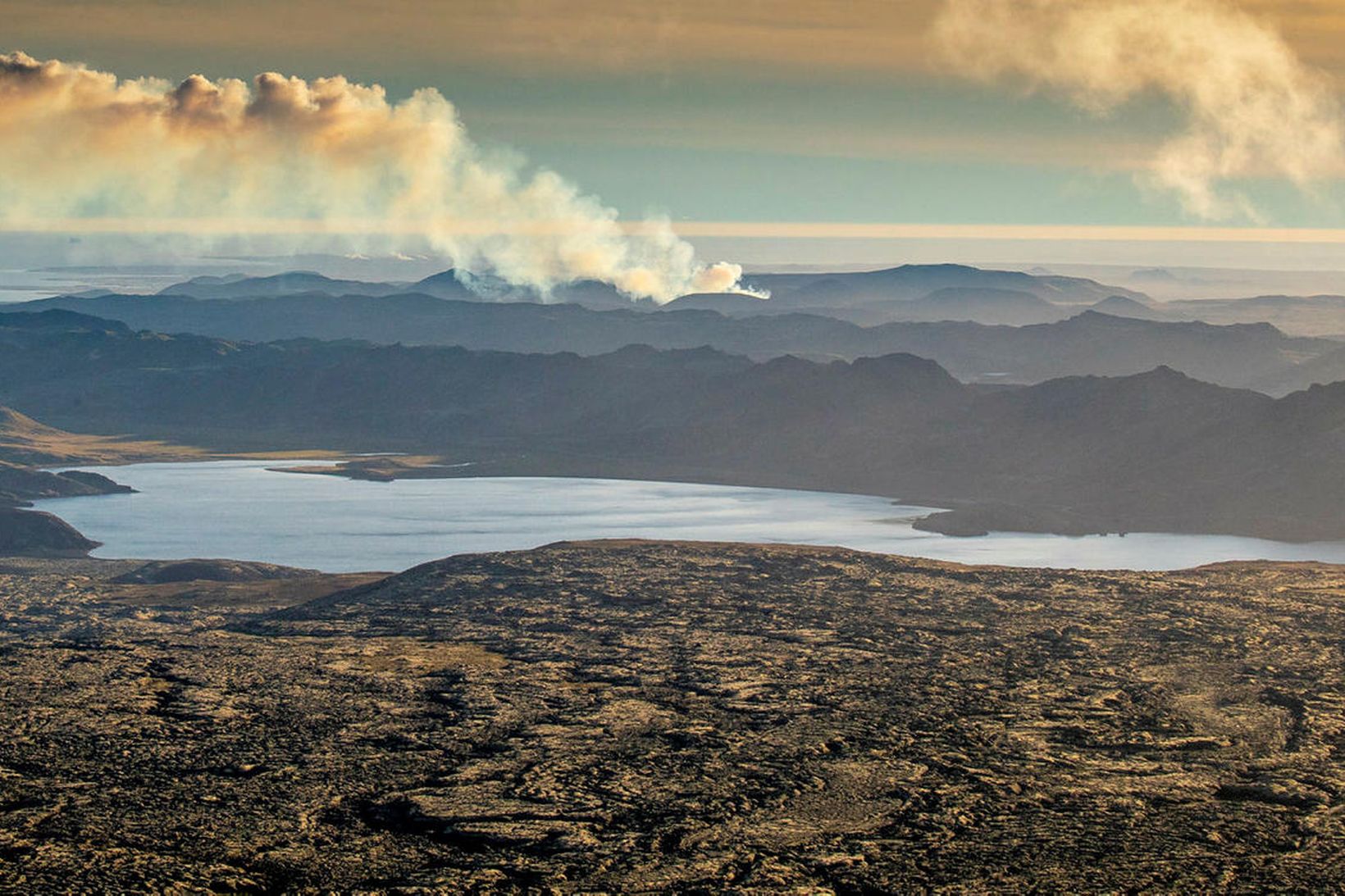 Horft í vestur yfir Kleifarvatn og að eldgosinu í Meradölum, …