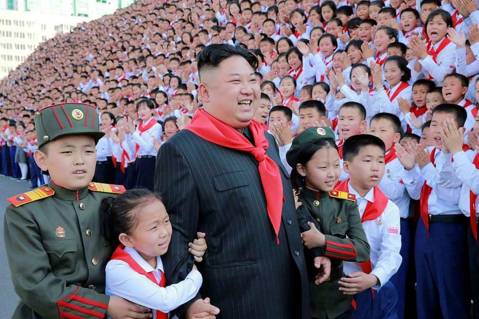 Kim Jong-un mætir til opinberra hátíðahalda og hersýninga, sem eru …
