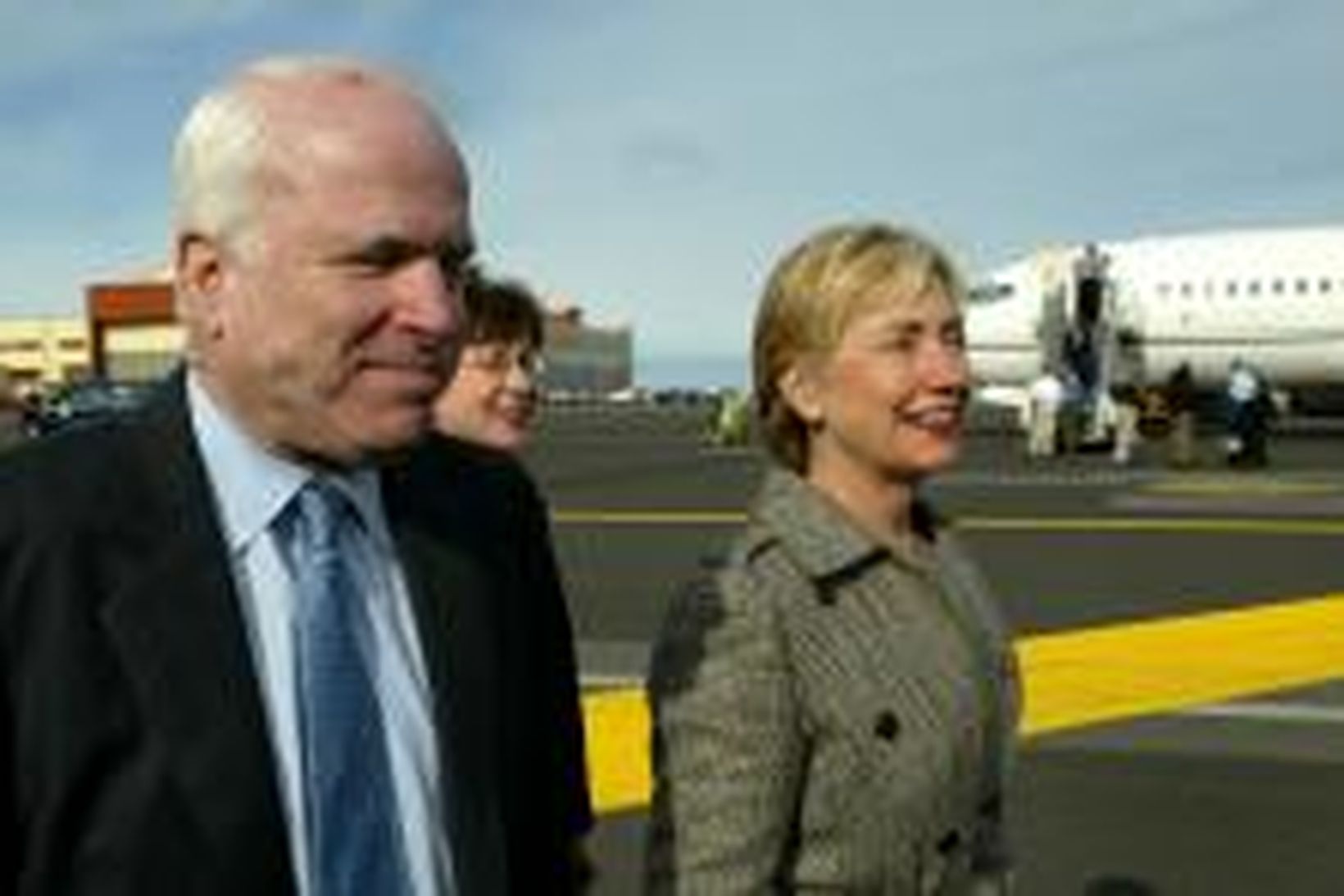 John McCain og Hillary Clinton við komuna til Íslands í …