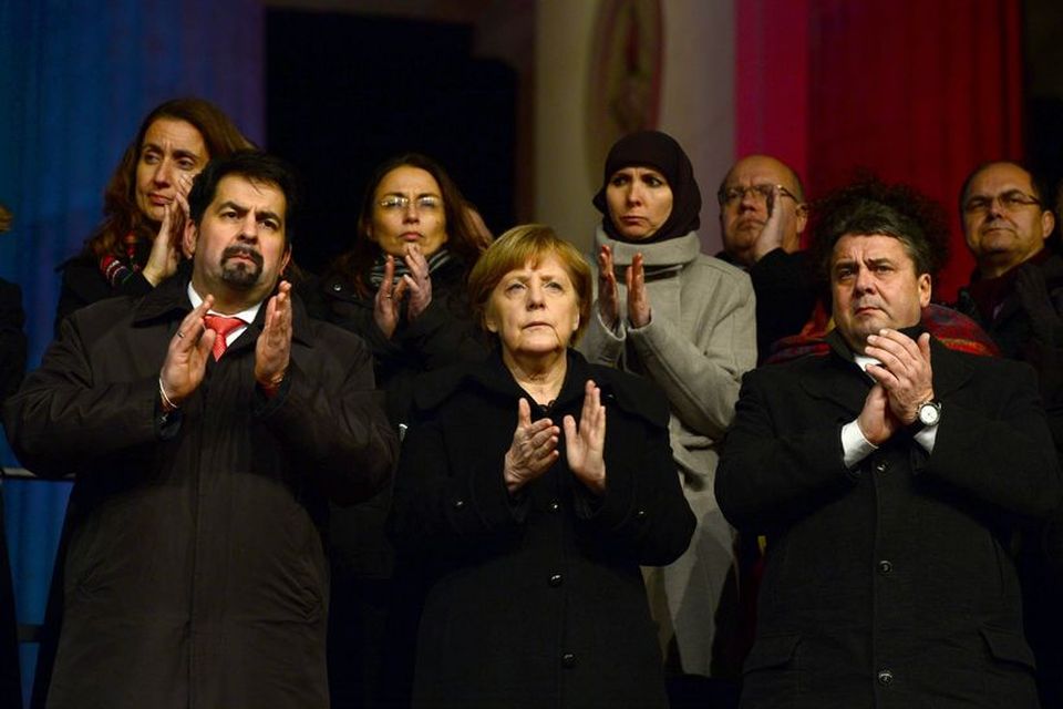 Angela Merkel, kanslari Þýskalands, sést hér ásamt skipuleggjanda fundarins í Berlín í kvöld.