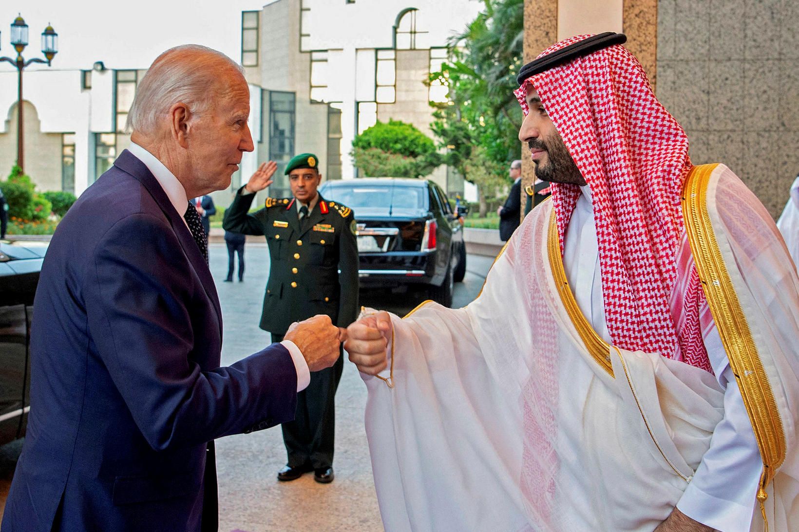 Joe Biden Bandaríkjaforseti og Mohammed bin Salman, krónprins Sádí-Arabíu, heilsuðust …