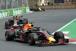 Bílar Red Bull á ferð í Bakú, Daniel Ricciardo á undan Max Verstappen.
