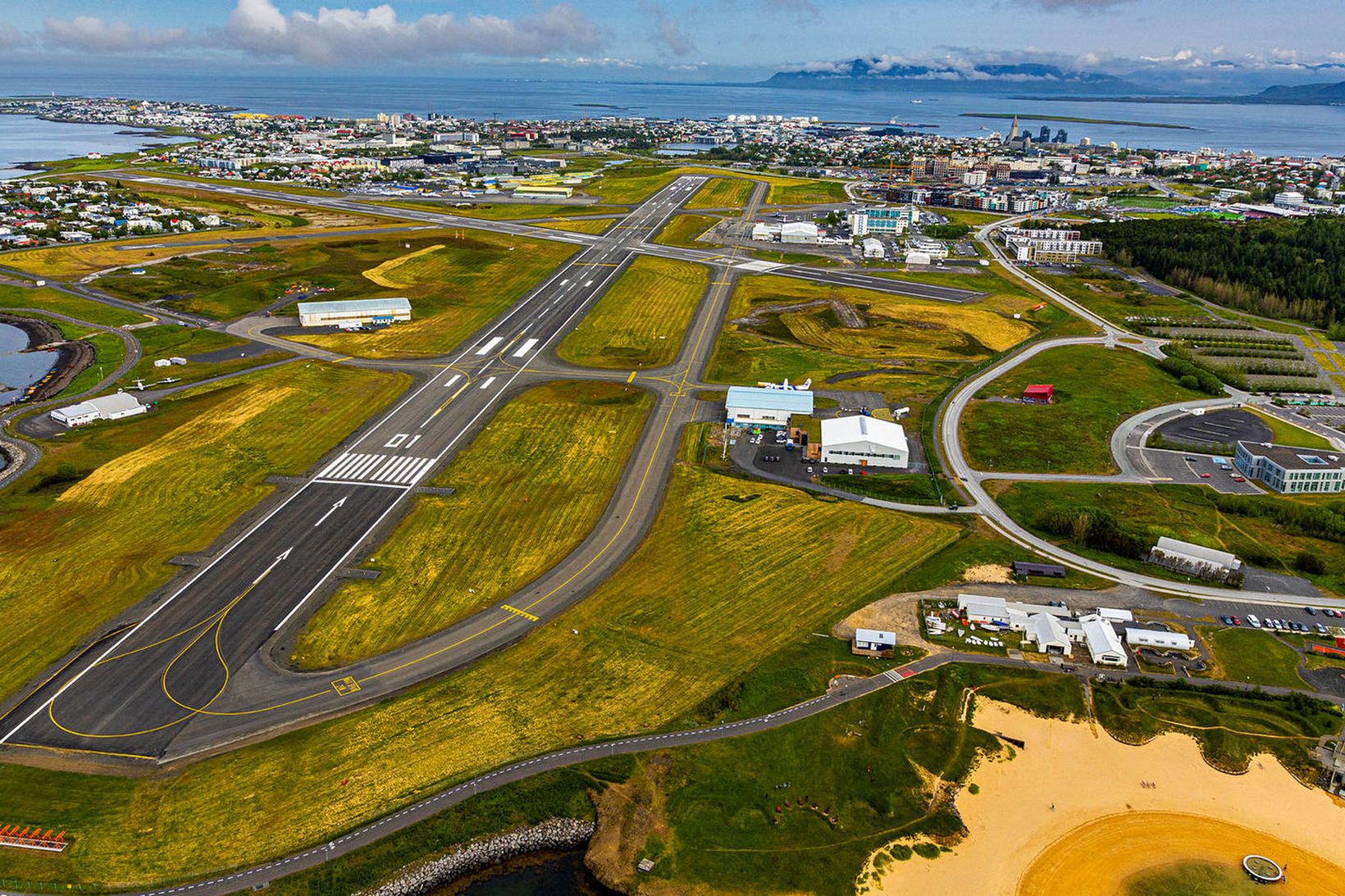 Gjaldskylda verður tekin í gildi á Reykjavíkurflugvelli á morgun.