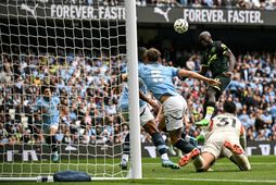 Yoane Wissa í þann mund að koma Brentford yfir gegn Manchester City á laugardag.