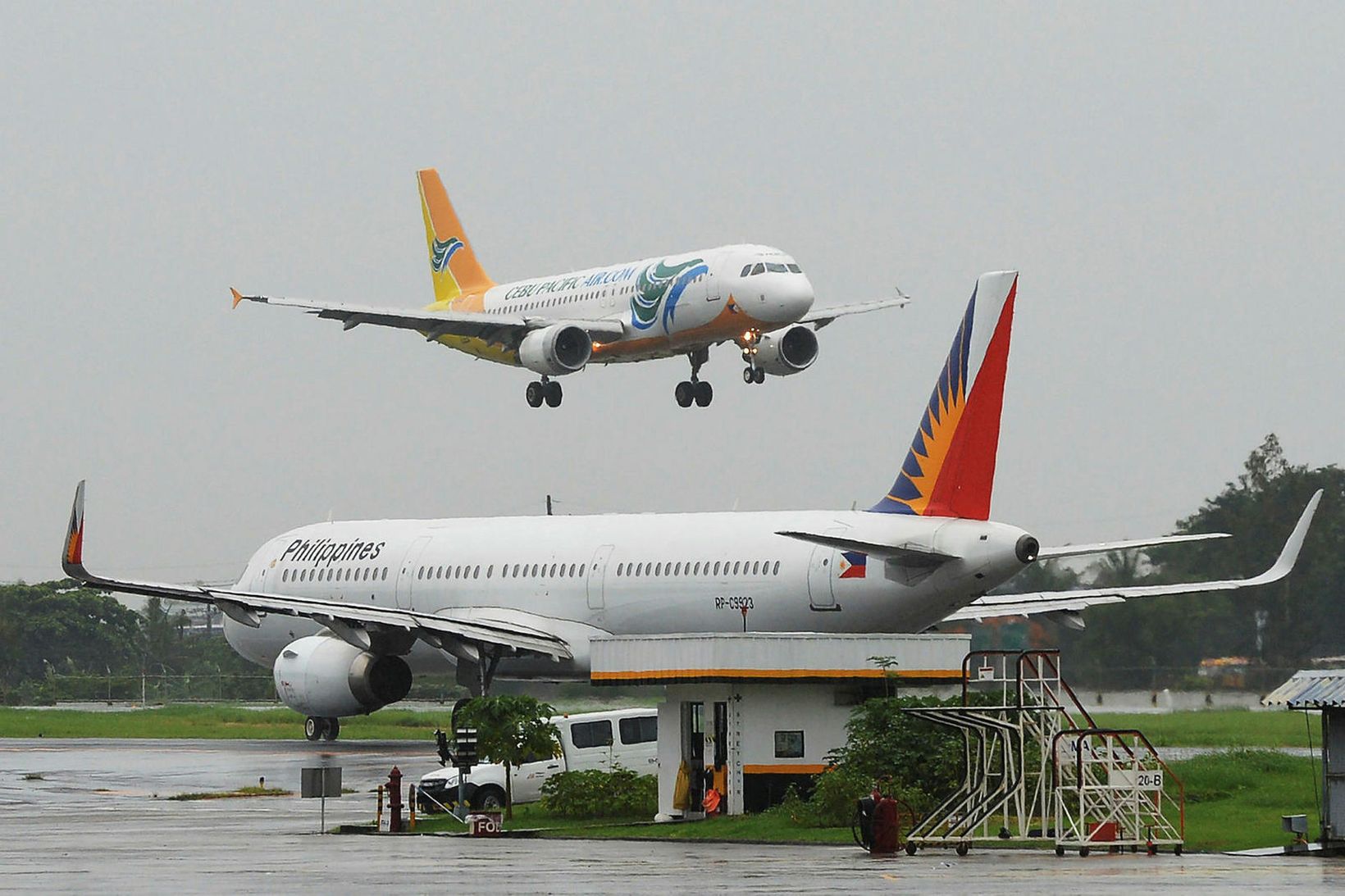 Eldur kviknaði í væng flugvélar Philippines Airlines skömmu eftir flugtak …