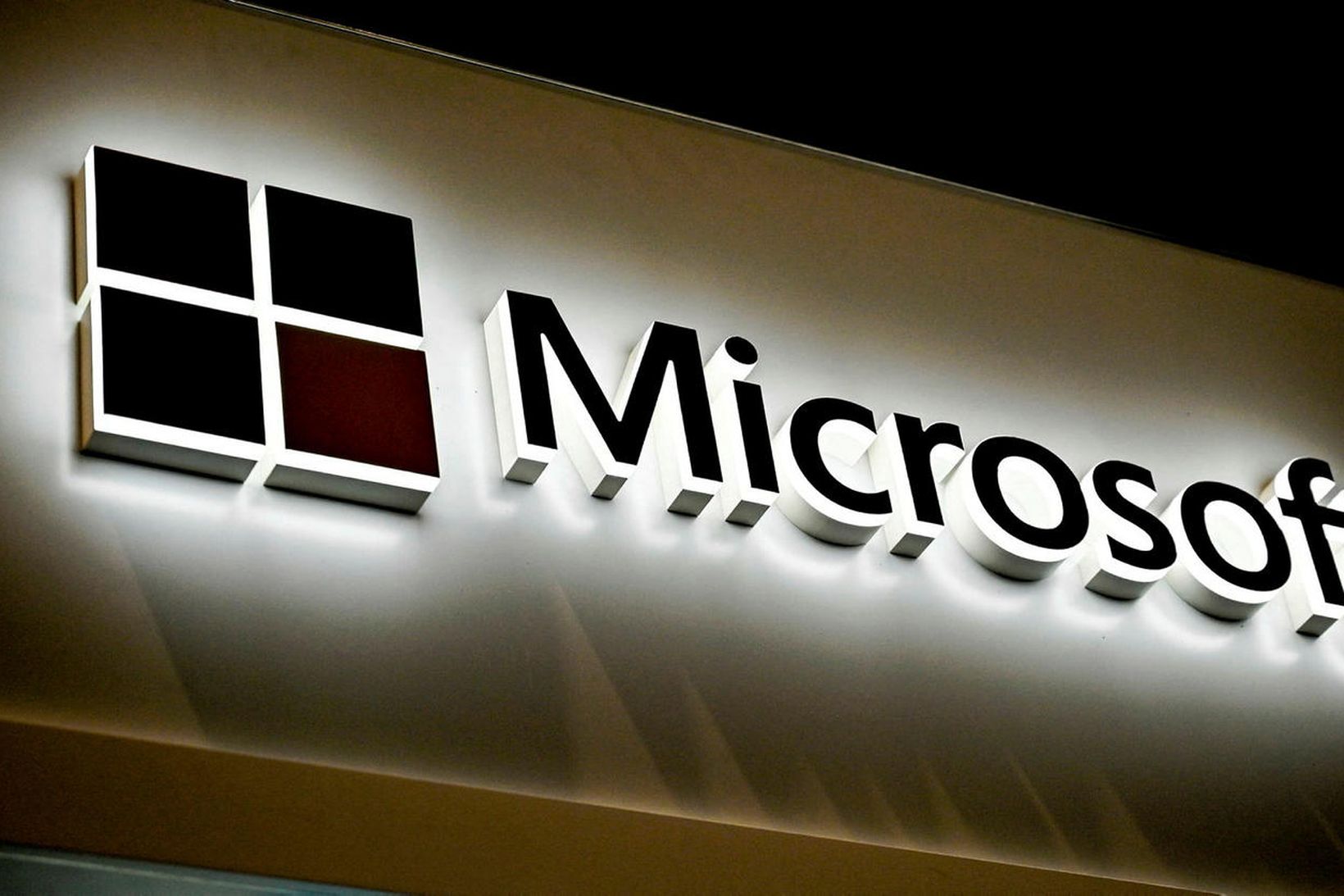 Meiriháttar kerfisbilun hjá Microsoft hefur valdið miklum röskunum víðs vegar …