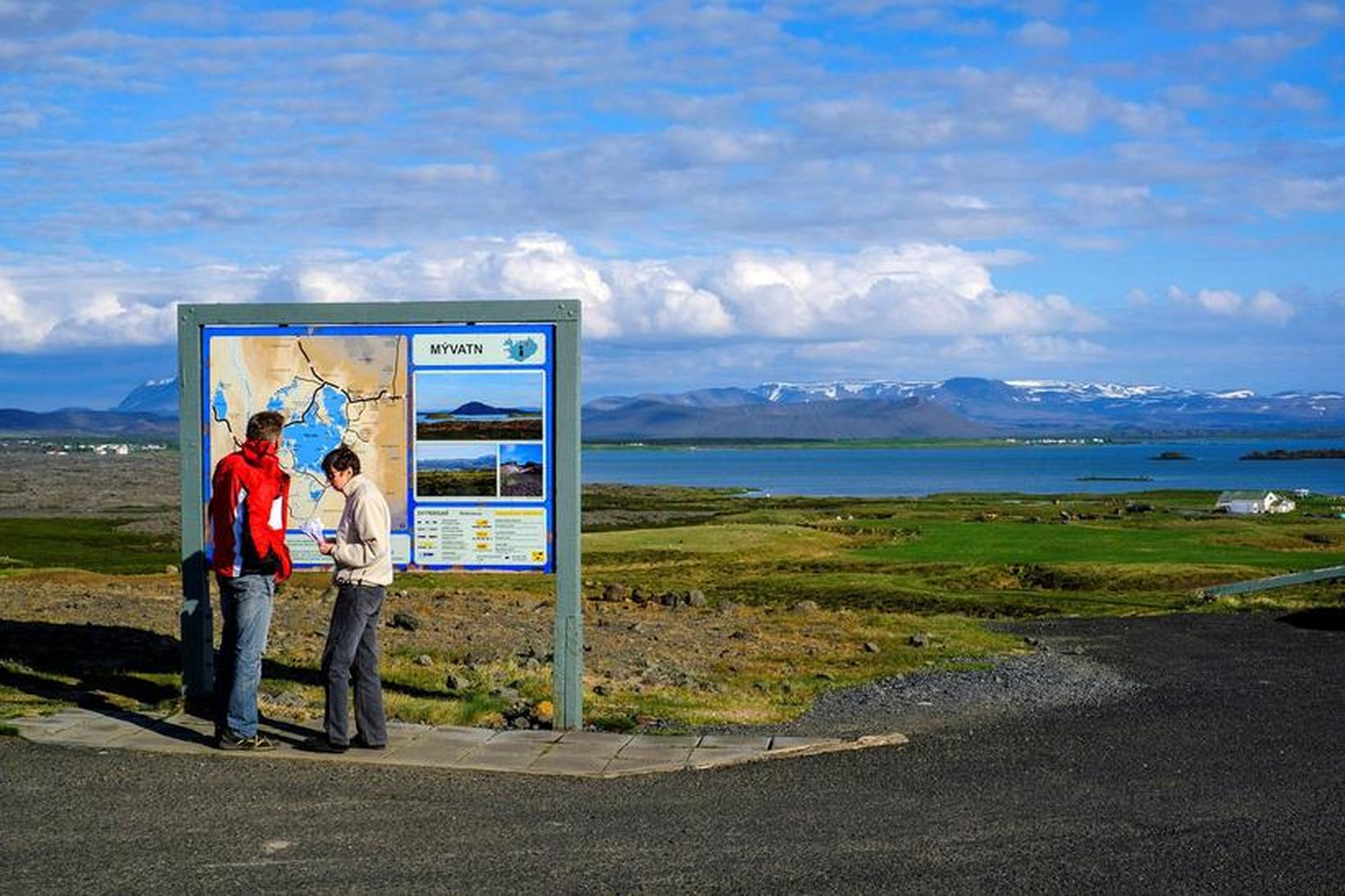 Ferðamenn við Mývatn í Skútustaðahreppi.