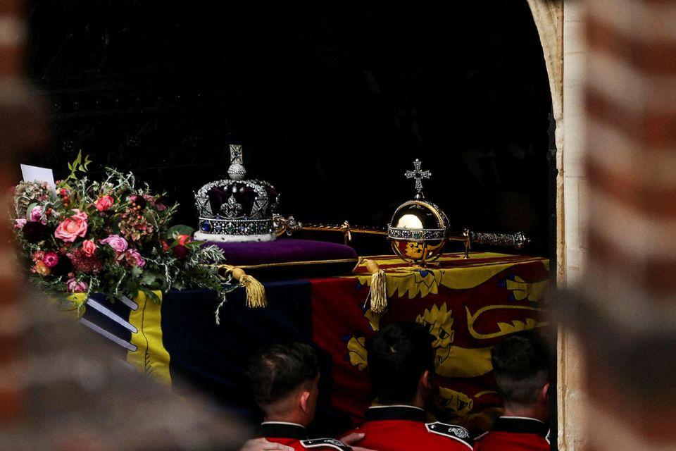 Kista drottningarinnar í kapellu heilags Georgs í Windsor-kastala.