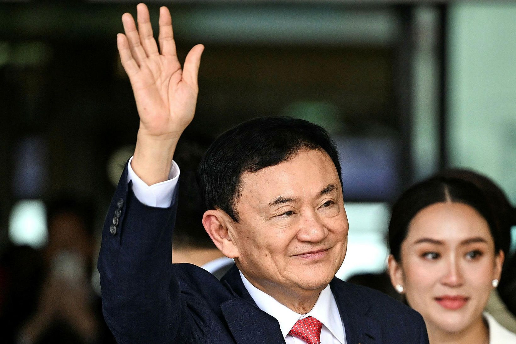 Thaksin Shinawatra, sem er 74 ára gamall, heilsaði stuðningsmönnum sínum …