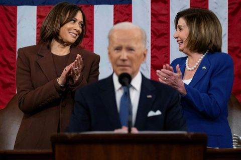 Kamala Harris og Nancy Pelosi sjást hér fyrir aftan Joe Biden forseta.