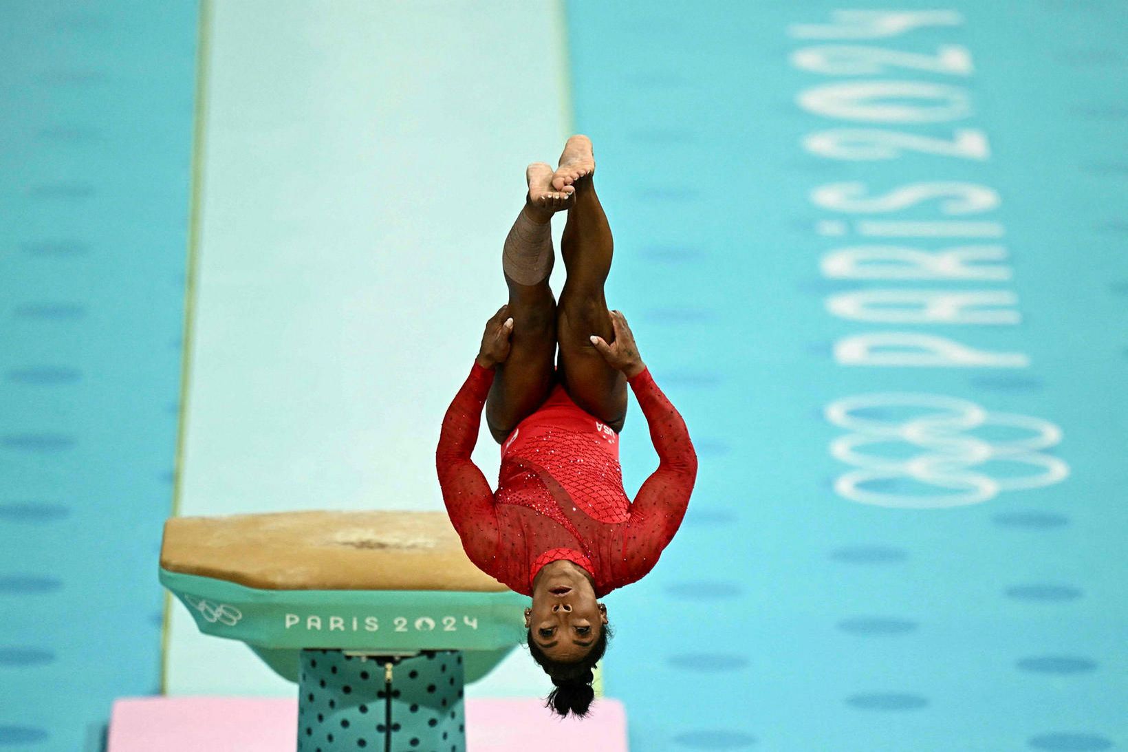 Simone Biles stekkur í Bercy-höllinni í París í dag.