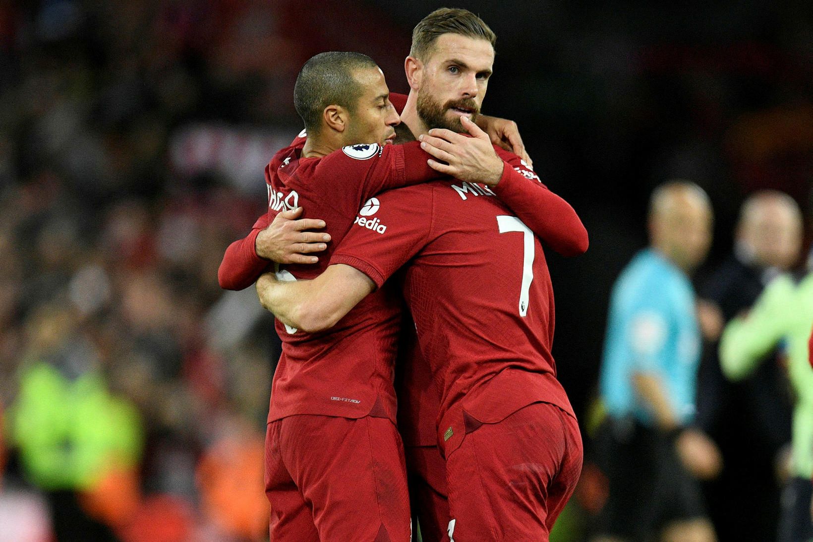 Jordan Henderson og Thiago Alcantara fagna marki Liverpool í 1:0 …