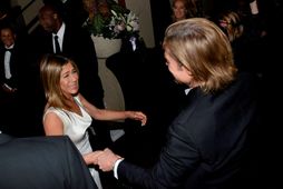 Jennifer Aniston og Brad Pitt voru glöð þegar þau hittust baksviðs.