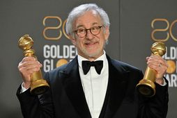 Bandaríski leikstjórinn Steven Spielberg með gullhnettina fyrir bestu leikstjórn og bestu myndina.