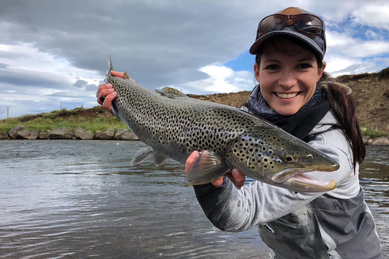 Katka með flottan urriða úr Bugðu. Þessi var veiddur andstreymis …