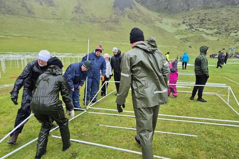 Heimamenn létu úrhellið ekki stöðva undirbúninginn.