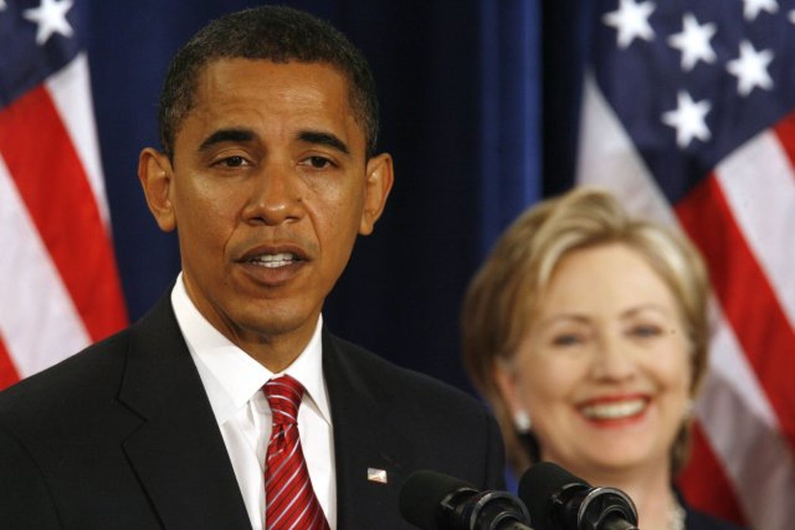 Barack Obama og Hillary Rodham Clinton á blaðamannafundinum í Chicago, …