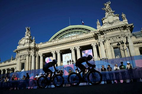 Keppendur í þríþraut hjóluðu framhjá Grand Palais í París í dag.