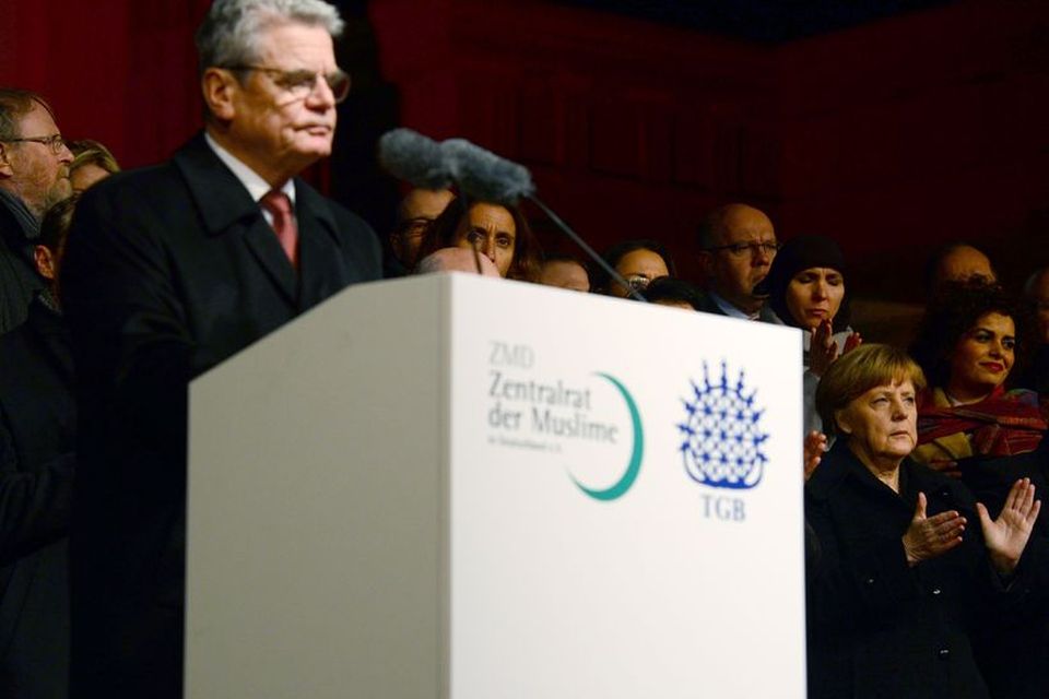 Joachim Gauck, forseti Þýskalands, ávarpaði samkomuna í kvöld. Hægra megin við pontuna sést Merkel Þýskalandskanslari …