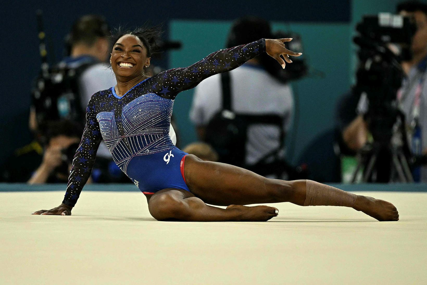 Simone Biles í gólfæfingum í Bercy-höllinni í kvöld.