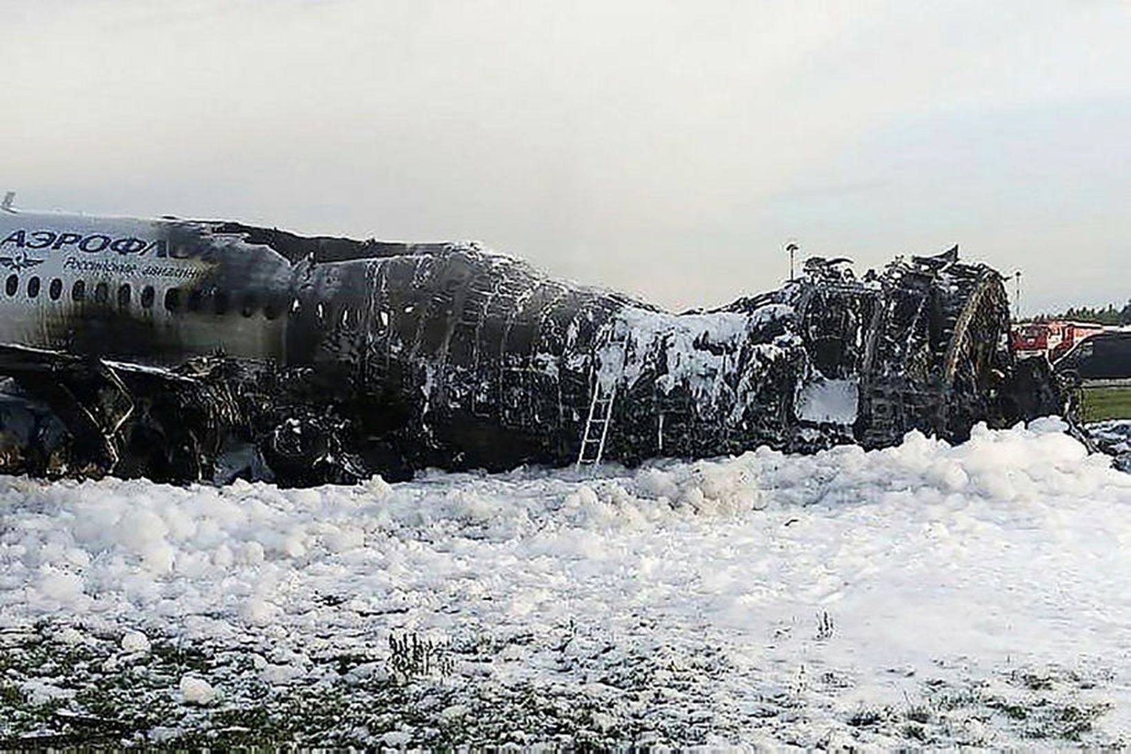 Afturhluti Sukhoi Superjet-farþegaþotunnar er kolbrunninn. 41 lést þegar eldur kom …