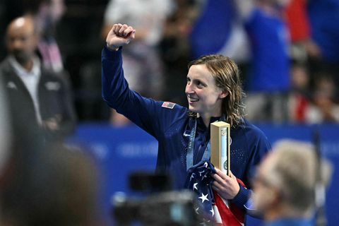 Katie Ledecky tekur við gullverðlaunum í gær