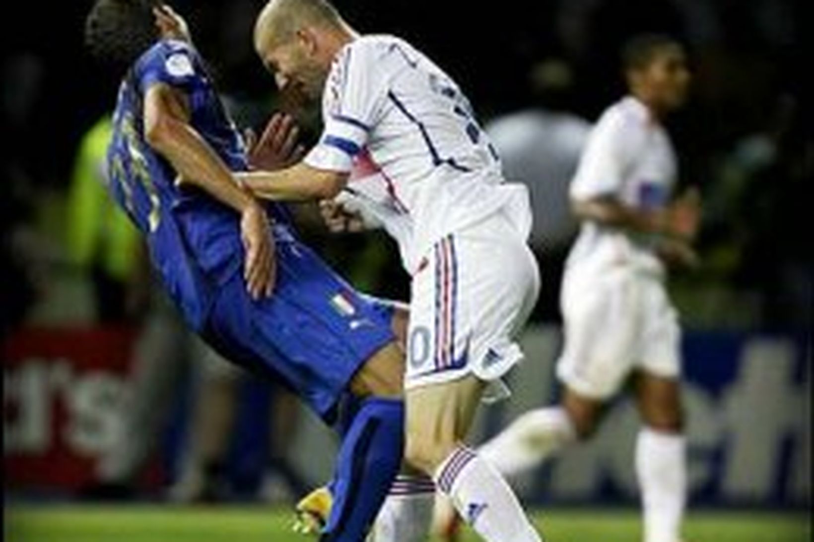 Zidane skallar Materazzi.