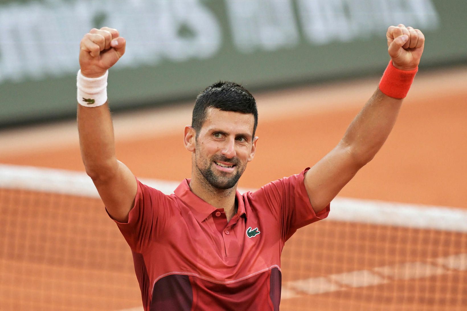 Novak Djokovic vann hans fyrsta leik á Wimbledon.