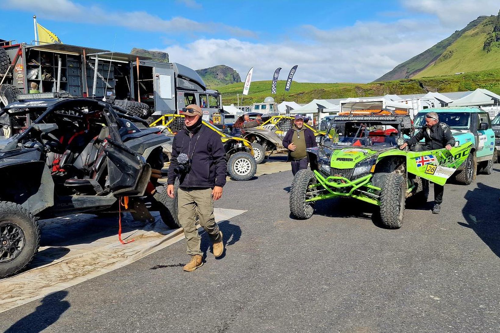 Notaðir eru rallýbílar, jeppar og buggy-bílar í keppninni.